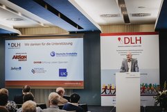 Foto: Abschlussrede und Dankesworte, DLH-Vorsitzender Rainer Göbel, DLH-Kongress 2024, Hamburg